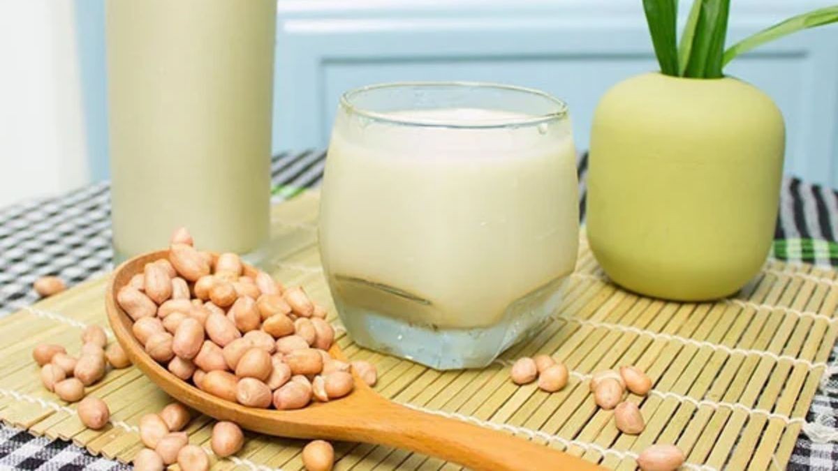 Sữa đậu phộng nguyên chất thơm ngon sau khi nấu bằng máy