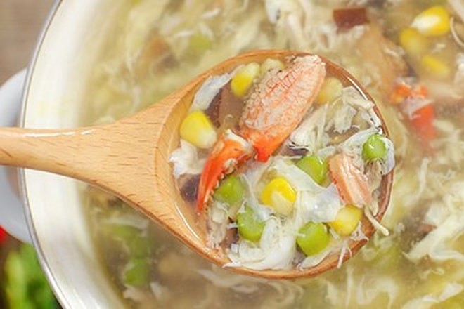 Tiến hành nấu súp cua theo các bước đơn giản để có món ăn ngon miệng.