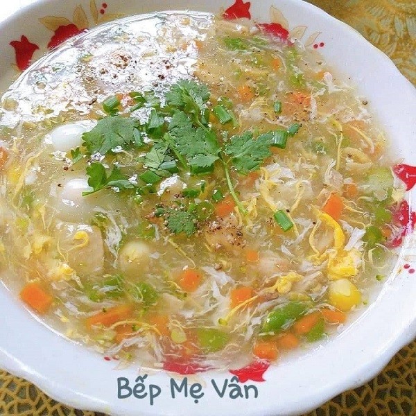 Tô súp tôm trứng gà nóng hổi, đã hoàn thành và sẵn sàng thưởng thức