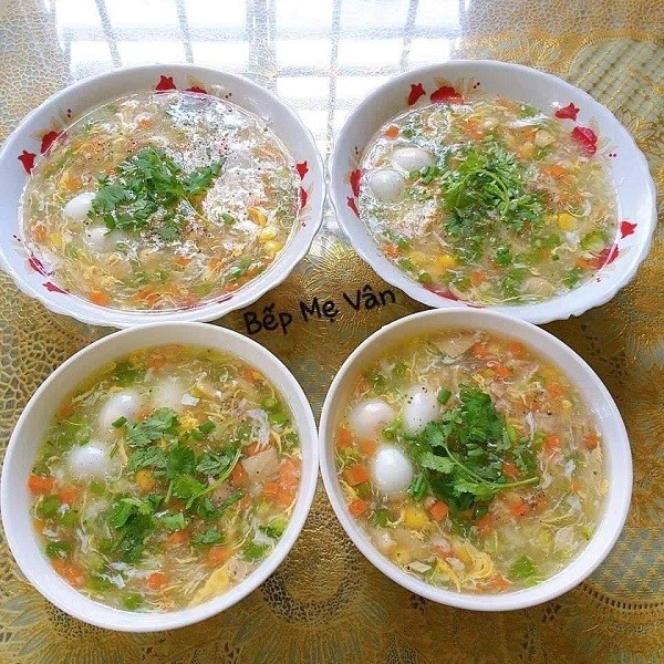 Súp tôm trứng gà đang được chế biến trên bếp, trứng được khuấy đều tạo vân đẹp mắt