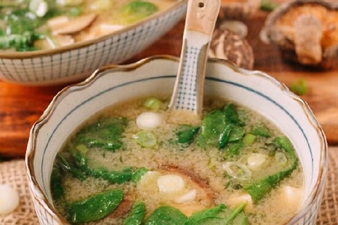 Tô súp miso thực dưỡng nấm và rau cải thơm mát, bổ dưỡng