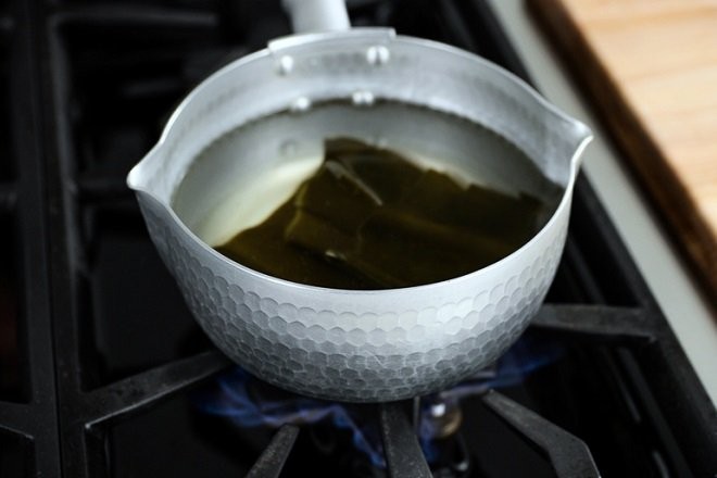 Ngâm và nấu tảo bẹ để tạo nước dùng dashi cơ bản cho súp miso thực dưỡng