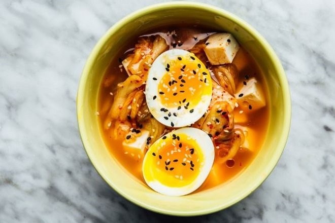 Món súp miso thực dưỡng kim chi cay nồng, trứng luộc hấp dẫn