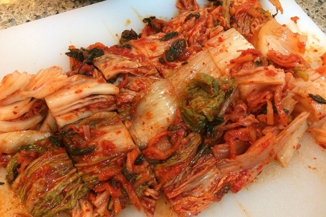 Kim chi đã thái nhỏ, sẵn sàng để thêm vào súp miso thực dưỡng