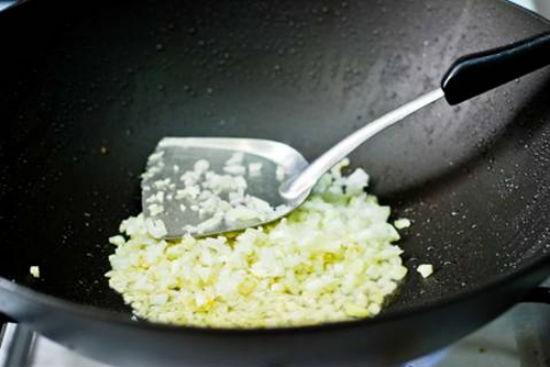 Nấu súp thập cẩm đang khuấy đều
