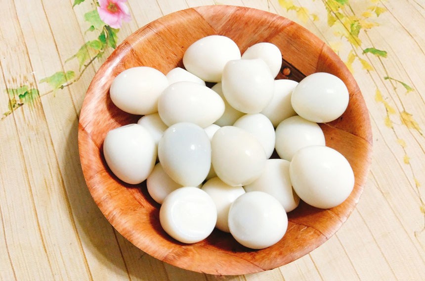 Sơ chế bắp và nấm cho súp thập cẩm