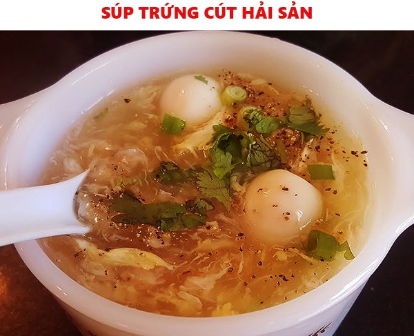 Bát súp hải sản trứng cút nóng hổi được trang trí rau mùi và tiêu xay
