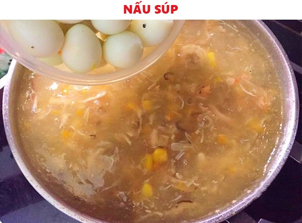 Nồi súp hải sản trứng cút đang sôi trên bếp tỏa hương thơm hấp dẫn