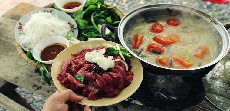 Thành phẩm món lẩu thịt trâu nhúng mẻ thơm ngon, nóng hổi sẵn sàng để thưởng thức
