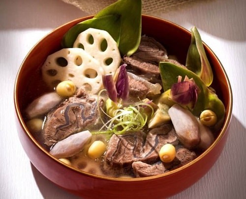 Bò hầm củ sen thảo mộc giúp bà đẻ phục hồi