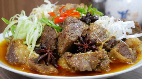 Thịt bò kho tàu miền Bắc thơm ngon, màu vàng đẹp mắt, hấp dẫn cho bữa cơm gia đình