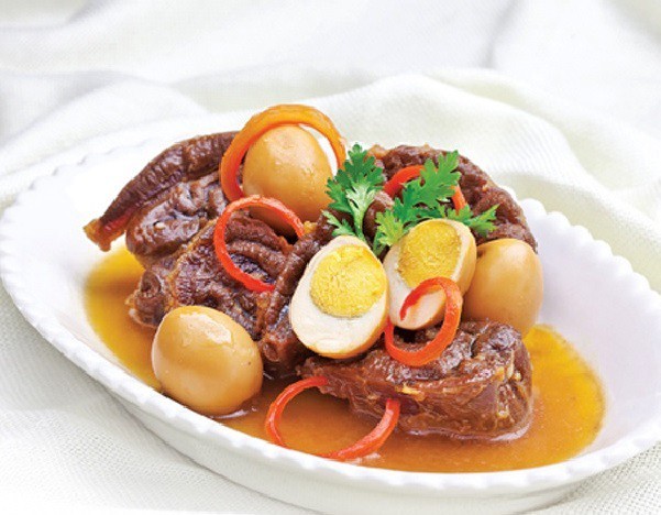 Thịt bò kho tàu có thể kết hợp với trứng cút để tăng thêm hương vị và sự hấp dẫn