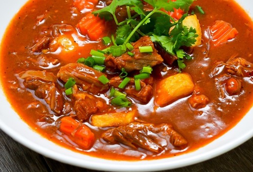 Món bò sốt cà chua thơm ngon, hấp dẫn, đã hoàn thành và sẵn sàng thưởng thức