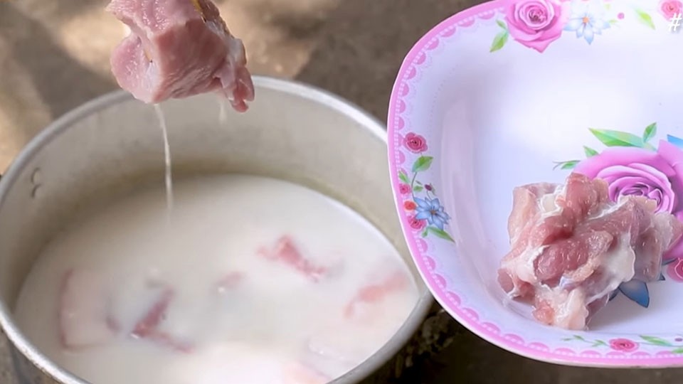 Ngâm thịt trong hỗn hợp sữa đặc và baking soda giúp thịt mềm mại hơn, bí quyết để nấu thịt hộp Nghệ An chuẩn vị