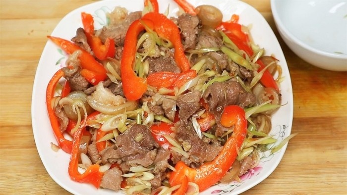 Các nguyên liệu tươi ngon để chế biến món thịt hươu xào như sả, ớt, tỏi