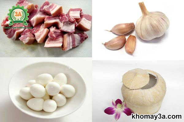 Trứng gà luộc bóc vỏ sẵn sàng cho món thịt kho tàu
