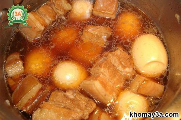 Nồi thịt kho tàu đang sôi nhẹ trên bếp, thịt mềm thơm