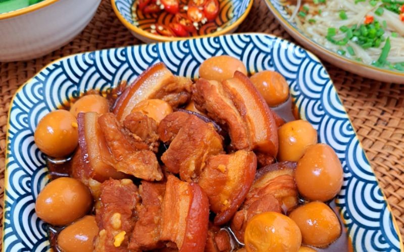 Nồi thịt kho tàu thơm lừng, màu cánh gián bắt mắt, sẵn sàng để thưởng thức cùng cơm nóng