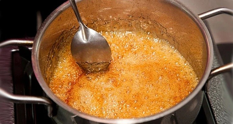 Kỹ thuật làm nước màu caramel đẹp mắt cho cách nấu thịt kho tàu không cần nước dừa