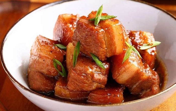Nồi thịt lợn hầm nhừ thơm ngon, hấp dẫn với màu sắc đẹp mắt sau khi hoàn thành.