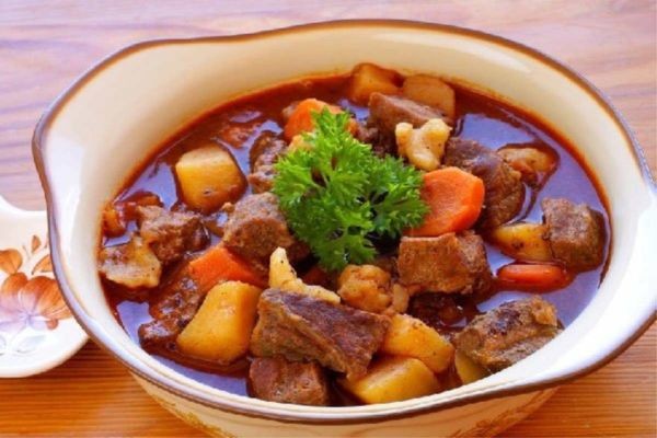 Bí quyết sơ chế thịt trâu để món sốt vang không bị tanh và đậm đà