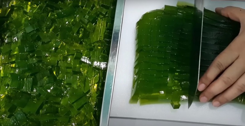 Thạch trà xanh đã đông và được cắt thành miếng vừa ăn