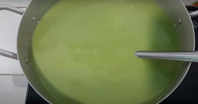 Pha trộn trà sữa trà xanh và đun nóng nhẹ nhàng
