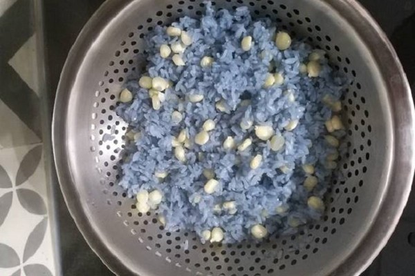 Phần xôi bắp bào nước cốt dừa nấu với nước hoa đậu biếc đã chín