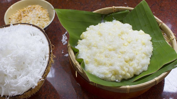 Xôi bắp bào đang được hấp trên xửng cùng với lá dứa