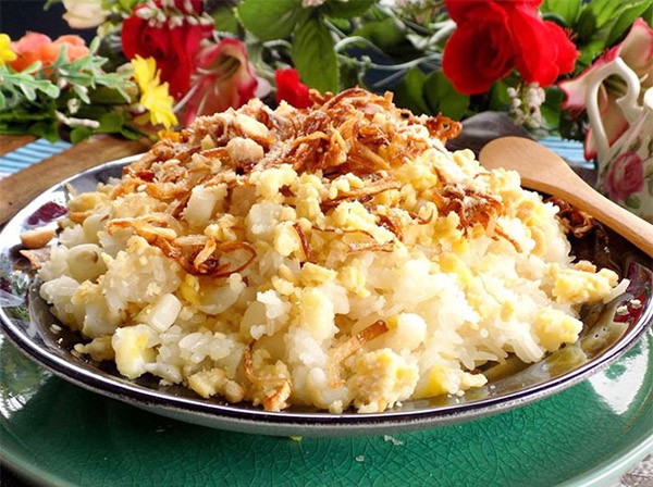 Đĩa xôi bắp bào đậu xanh nước cốt dừa đã hoàn thành, sẵn sàng thưởng thức