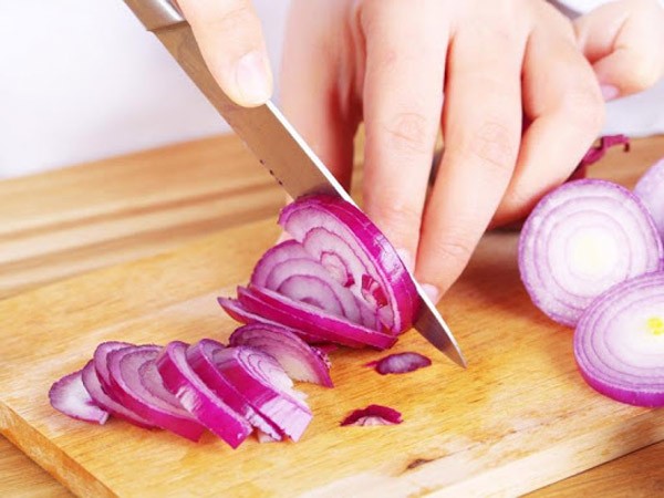 Hành tím được thái mỏng, chuẩn bị phi thơm cho xôi bắp bào