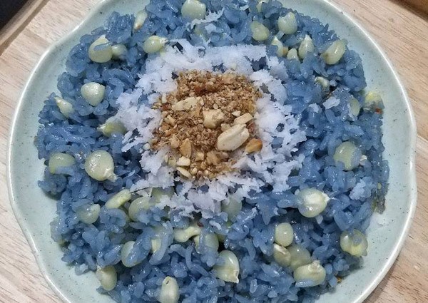 Đĩa xôi bắp bào hoa đậu biếc đẹp mắt, hấp dẫn