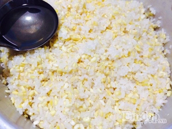 Xôi đậu xanh đang được hấp trong xửng, hơi nước bốc lên nghi ngút