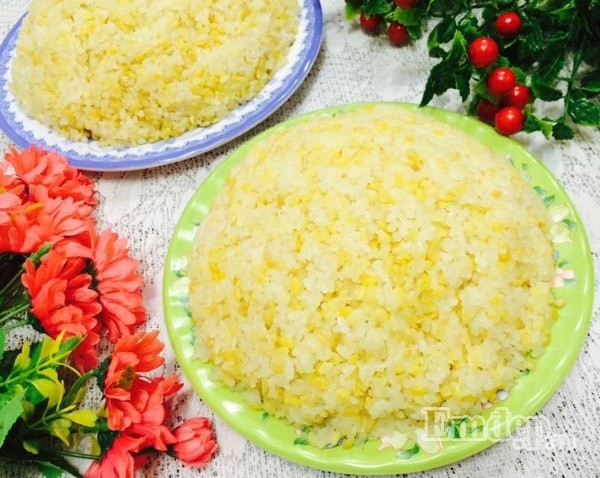 Một đĩa xôi đậu xanh vàng ươm, dẻo thơm được xới ra đĩa và sẵn sàng thưởng thức