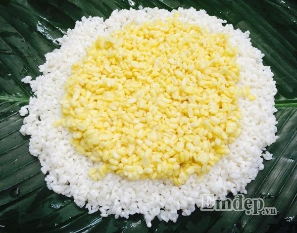 Các nguyên liệu chính để nấu xôi đậu xanh: gạo nếp và đậu xanh đã ngâm nở