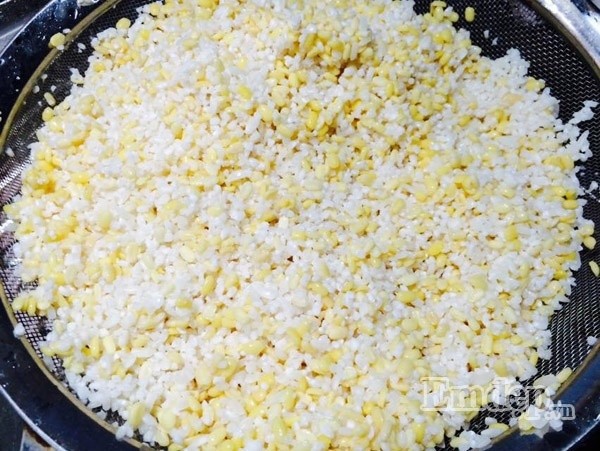 Gạo nếp và đậu xanh đã trộn đều với muối, chuẩn bị cho công đoạn hấp