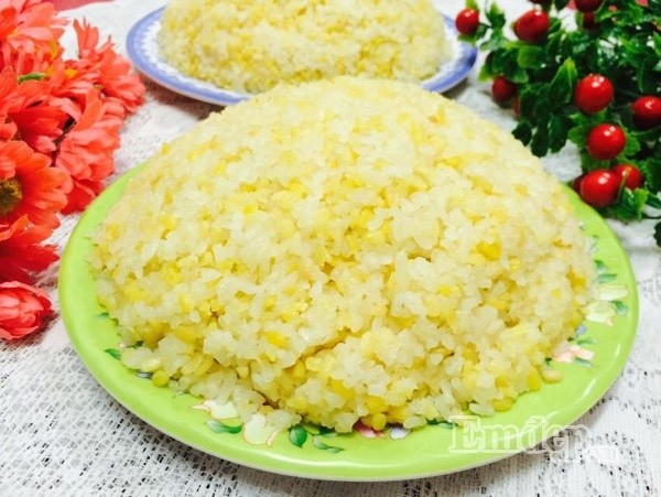 Xôi đậu xanh đã được rưới dầu ăn, trông căng mọng và bóng bẩy
