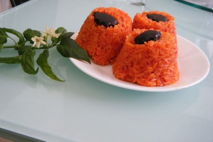 Trình bày xôi gấc hình tháp oản đẹp mắt, tăng tính trang trọng cho bàn thờ