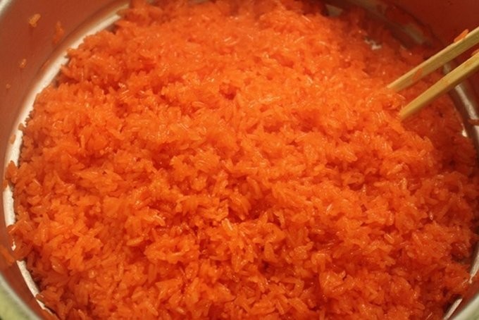 Đồ xôi gấc bằng chõ truyền thống, giữ hơi đều để xôi không bị nhão