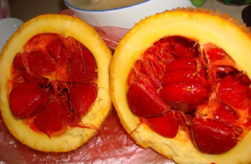 Sơ chế quả gấc tươi, tách thịt gấc đỏ để chế biến xôi