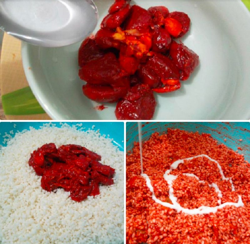 Trộn đều thịt gấc với gạo nếp đã ngâm, tạo hỗn hợp xôi gấc chuẩn bị hấp