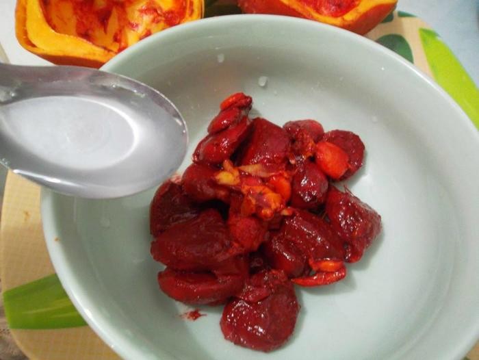 Trộn thịt gấc với rượu trắng để xôi gấc lên màu đẹp hơn