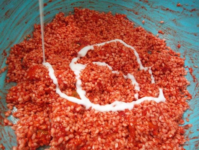 Thêm nước cốt dừa vào hỗn hợp nếp gấc