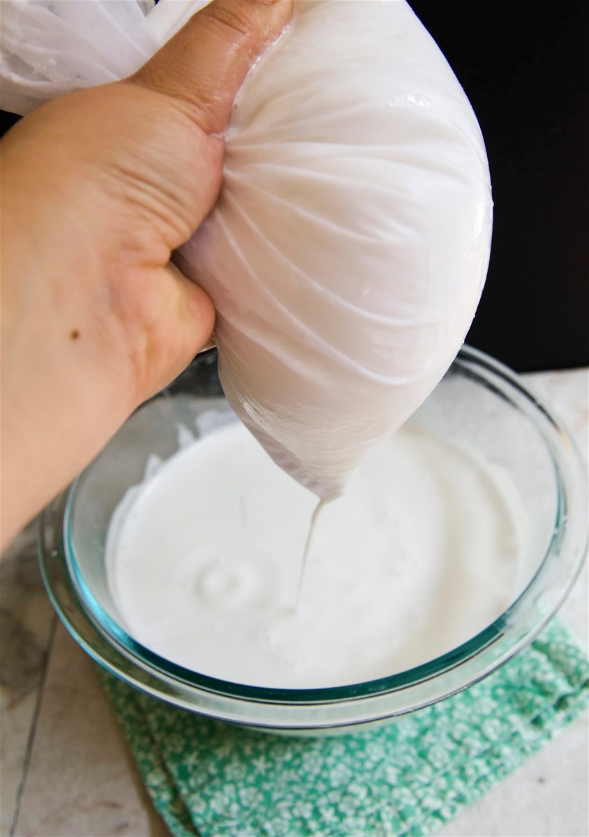 Nước cốt dừa sánh mịn, thơm béo được làm thủ công từ dừa nạo, là bí quyết tạo nên vị ngậy cho xôi khoai môn.