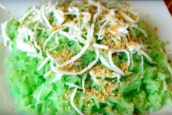 Nấu xôi lá dứa trong nồi cơm điện để có màu xanh đẹp mắt và hạt xôi dẻo mềm, là một cách nấu xôi có màu xanh hiệu quả