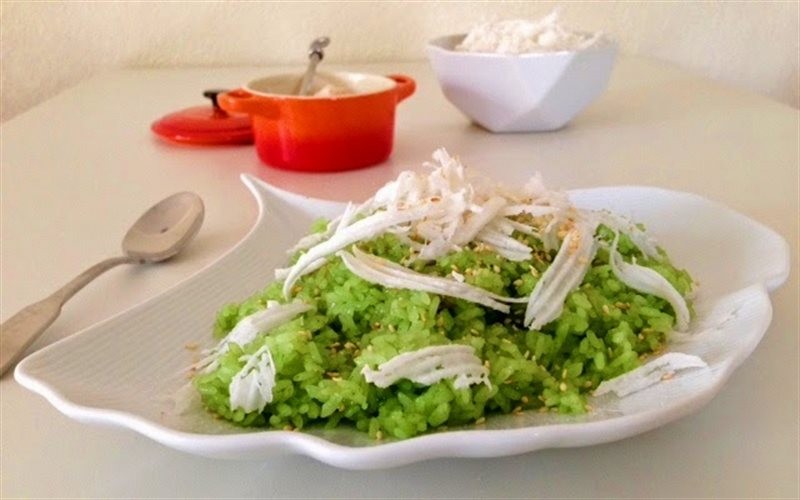 Xôi lá dứa màu xanh tươi hấp dẫn, minh họa cách nấu xôi có màu xanh tự nhiên từ lá dứa