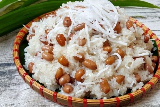 Xôi lạc nóng hổi, dẻo thơm trình bày trên đĩa, minh họa cho thành quả của cách nấu xôi trắng ngon với đậu phộng.