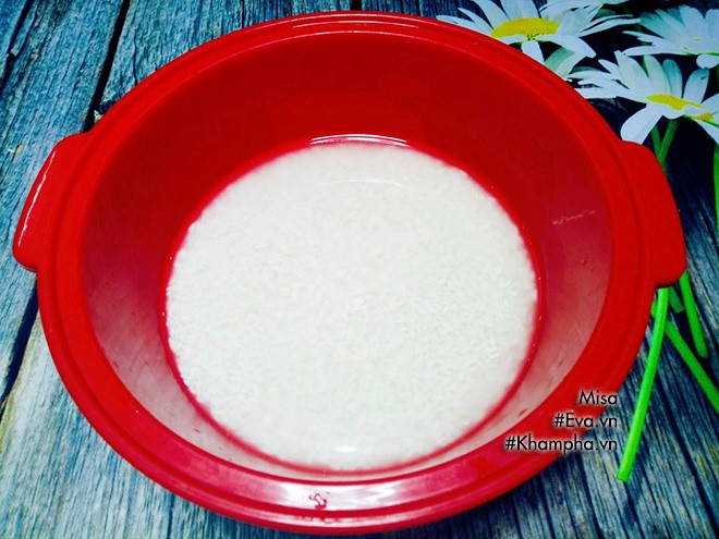 Gạo nếp được vo sạch và ngâm nước ấm chuẩn bị cho món xôi