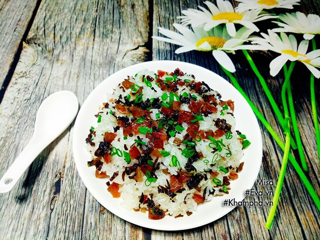 Xôi mặn lạp xưởng hoàn thành, hạt xôi căng mọng, màu sắc hấp dẫn
