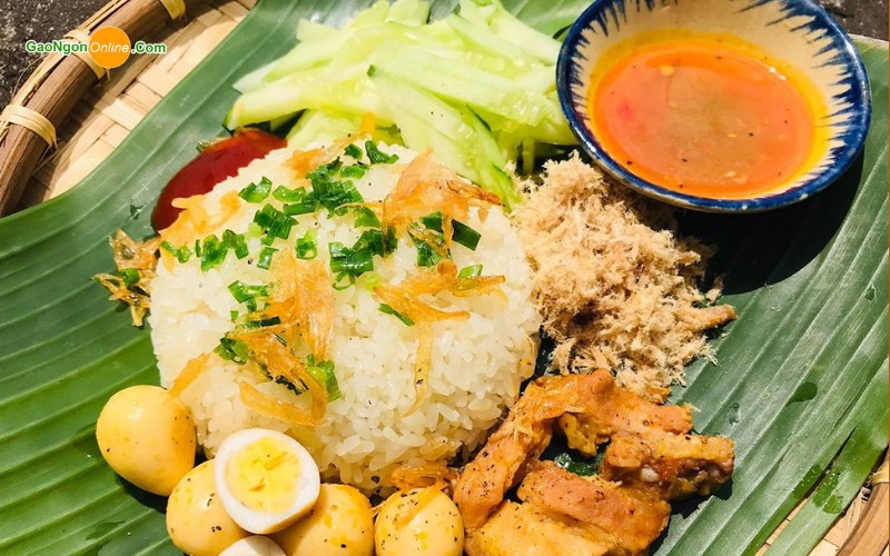 Chõ hấp xôi truyền thống đang chuẩn bị để đồ xôi nếp Lào